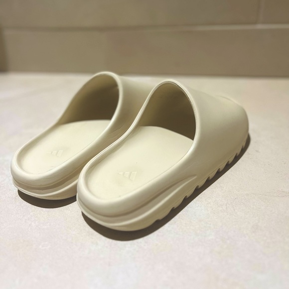 adidas Yeezy Slide - Picture 3 of 3